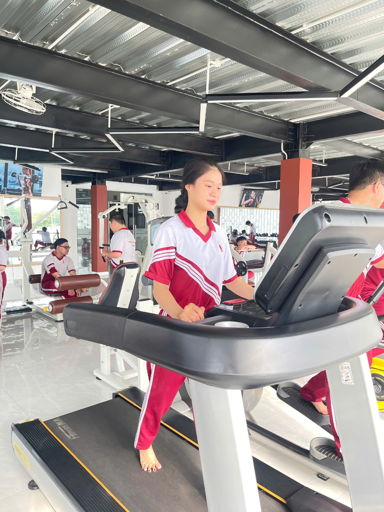 BUỔI HỌC FITNESS TẠI PHÒNG GYM TRƯỜNG ĐẠI HỌC CÔNG NGHỆ ĐỒNG NAI: LAN TỎA NĂNG LƯỢNG – NÂNG CAO THỂ CHẤT