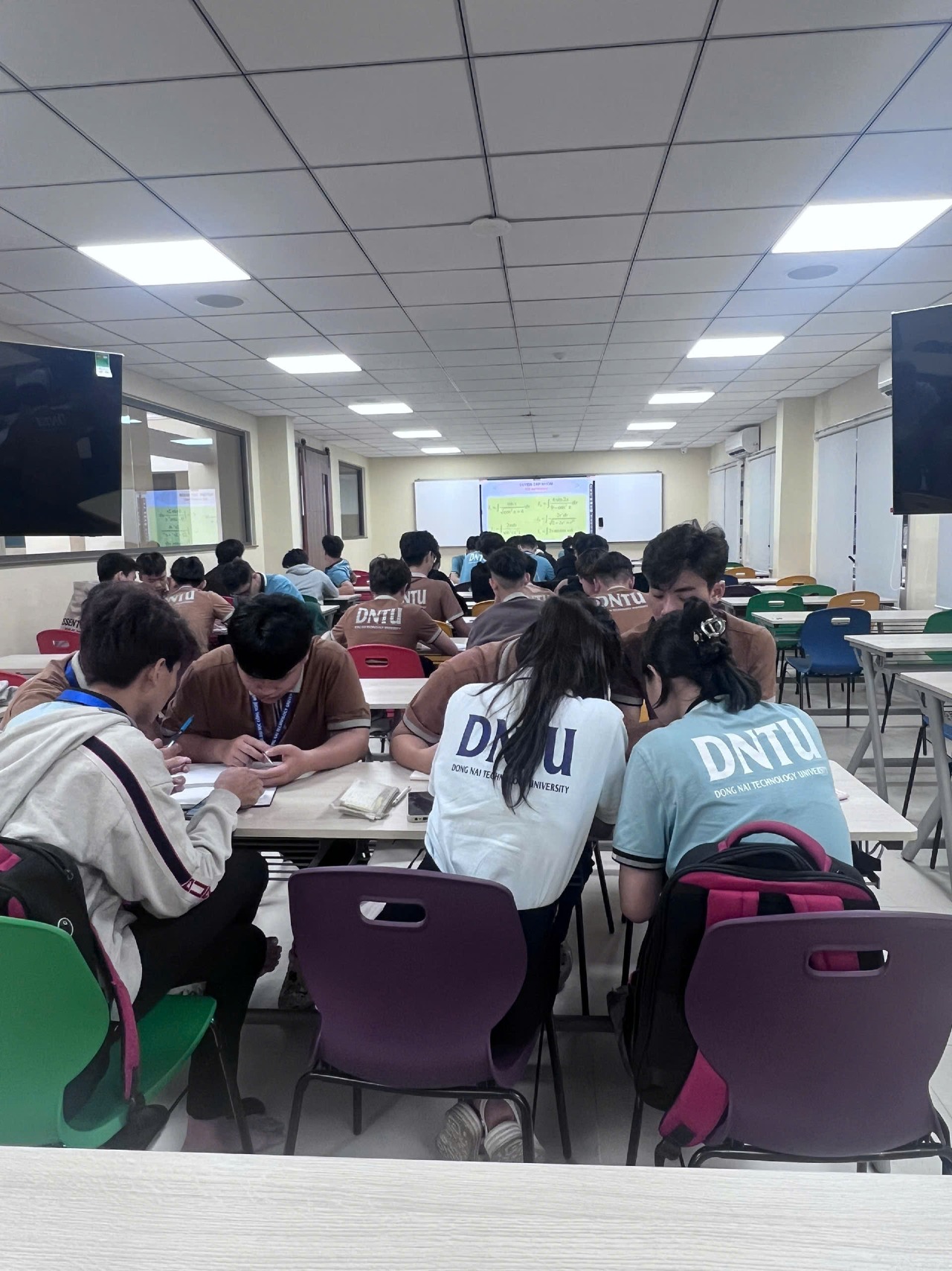 ĐẠO HÀM GIÚP PHÂN TÍCH SỰ THAY ĐỔI CỦA CÁC BIẾN SỐ KINH TẾ
